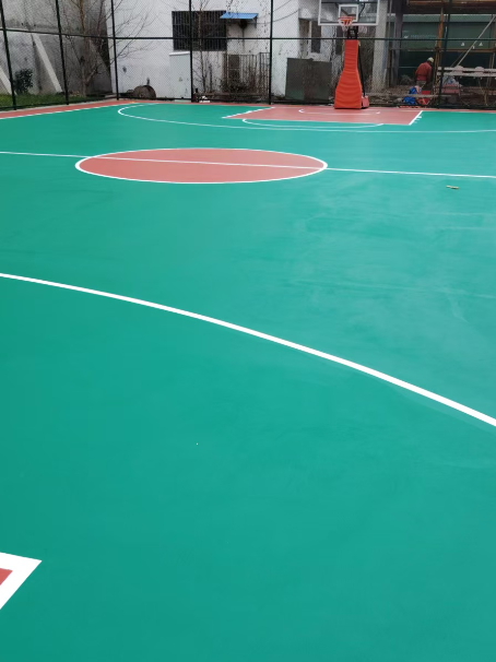 凤泉 球场长期使用易出现地面开裂